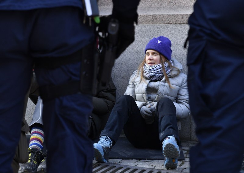 Švedska policija odvukla Gretu Thunberg s ulaza u parlament