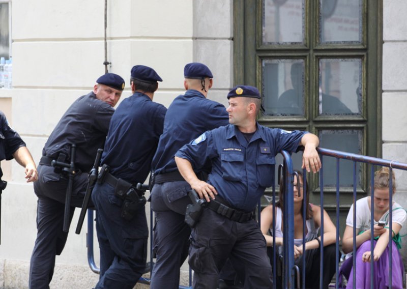 Dan kada su žene grizle policajce