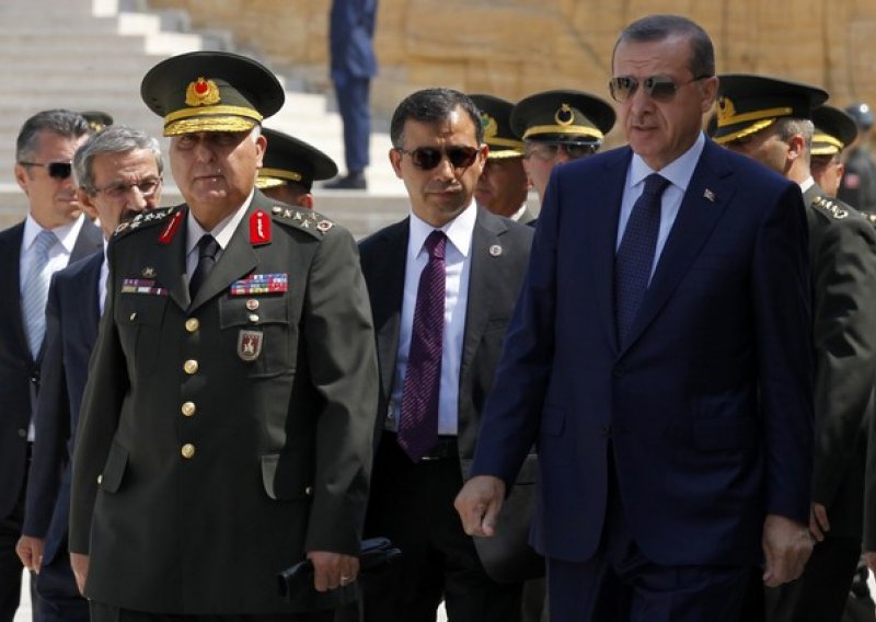 Erdogan učvrstio vlast smjenama u vojsci