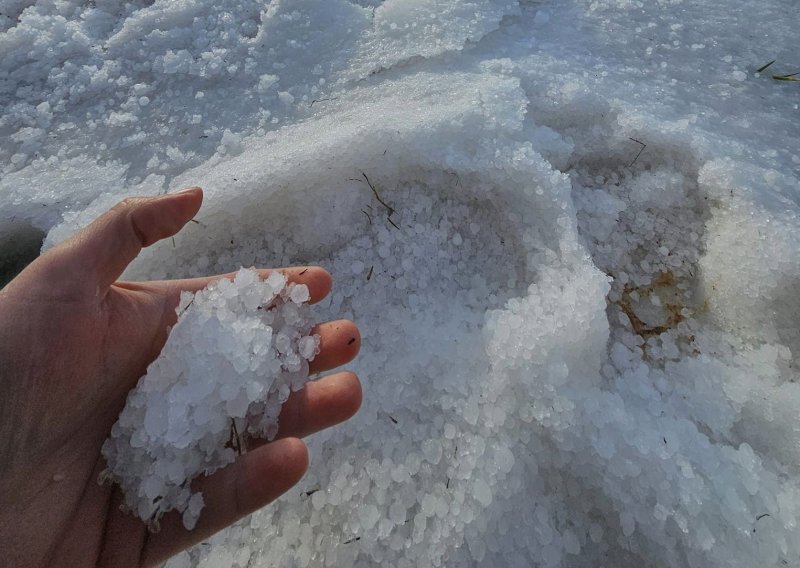 Veliko nevrijeme s tučom pogodilo unutrašnjost Istre, zbrojeno i više od tisuću udara munja