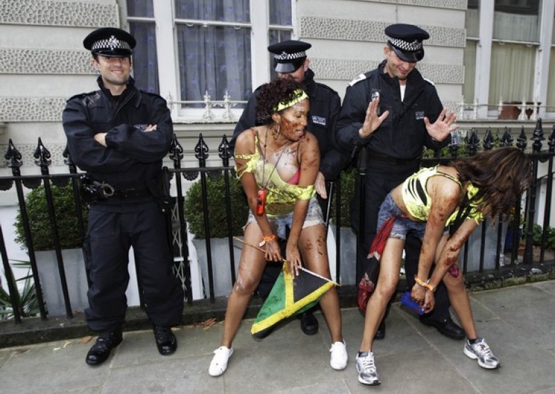 Plesačice izazivale britanske policajce