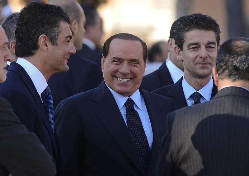 Kakve maloljetnice? Berlusconi je u sretnoj vezi!