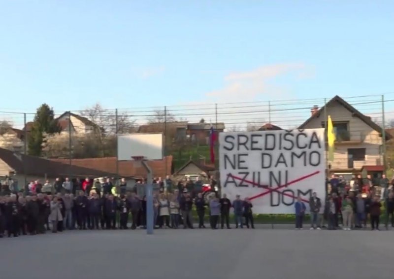Prosvjednici došli i iz Hrvatske: 'Nek si Golob i Fajon nose azilante u Ljubljanu'