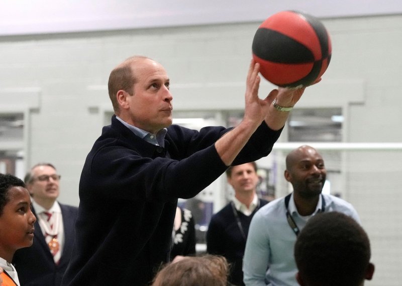 Dok se svi pitaju gdje je Kate Middleton, dobro raspoloženi princ William igra košarku s klincima
