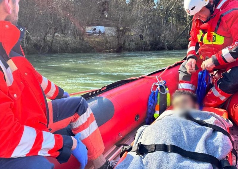 Policija i HGSS spasili migrante koji su zapeli na slapu rijeke Kupe