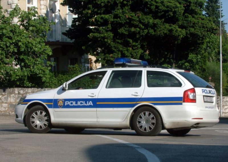 S lisicama na rukama pobjegao policiji