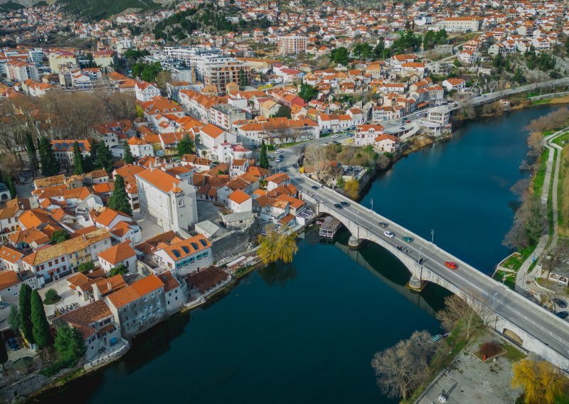 Mladić uhićen i optužen za terorizam jer je najavio masakr u školi u BiH