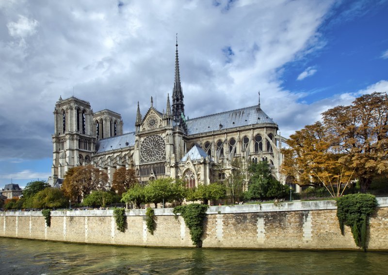 Desničar se ubio u katedrali Notre Dame