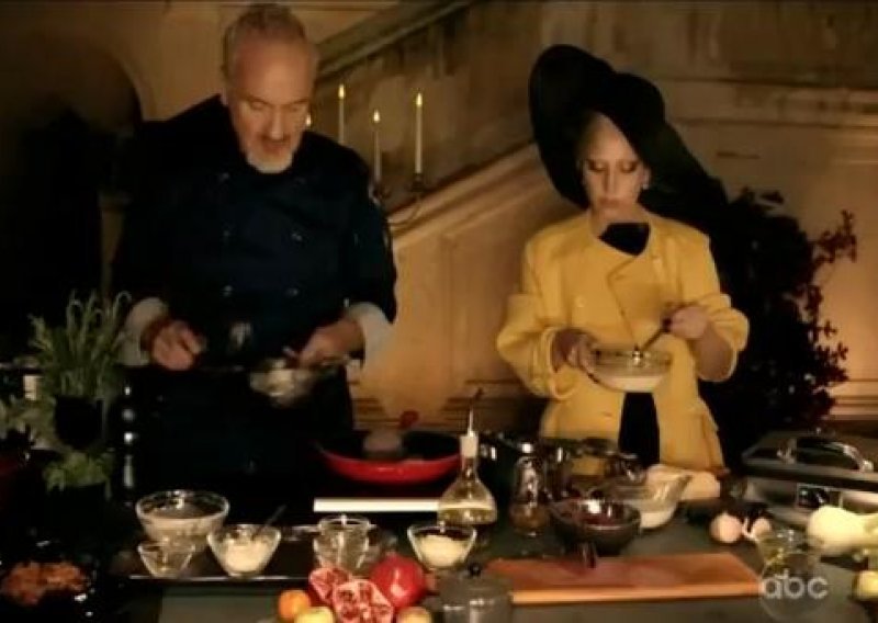 Pogledajte kako se Lady Gaga snalazi u kuhinji