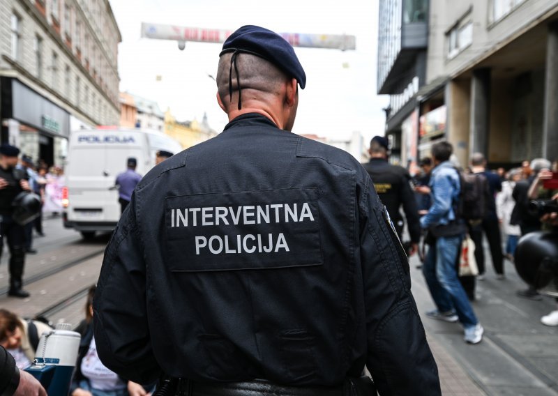 Sukob molitelja i prosvjednika u Zagrebu, razdvojila ih interventna policija