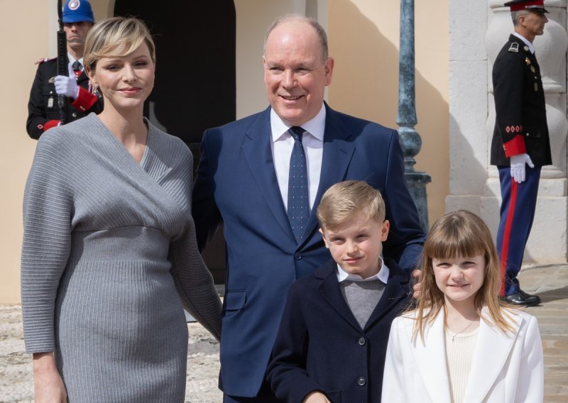 Princ Albert zabrinut zbog supruge - teške optužbe uzrujale su i princezu Charlene