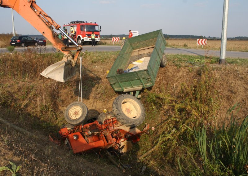 Pijani traktorist sletio u kanal pa ga prignječio traktor