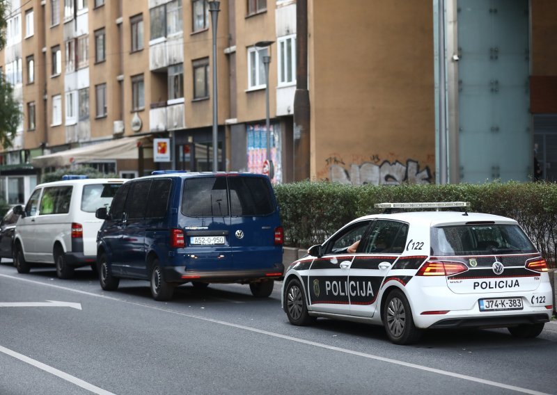 Vozilo izgurali s ceste, a potom desetorica četvoricu pretukla bejzbol palicama