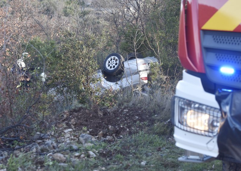 Automobil sletio s ceste i završio na krovu, vatrogasci i hitna stigli na teren