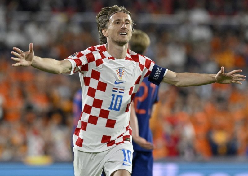 Dok su 'vatreni' u Zagrebu predstavljali nove dresove, Luka Modrić bio je u Dubaiju