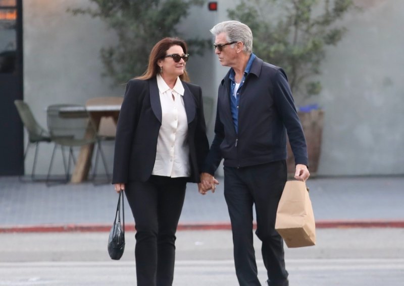 Osmjesi i zaljubljeni pogledi: Pierce Brosnan u šetnji sa suprugom