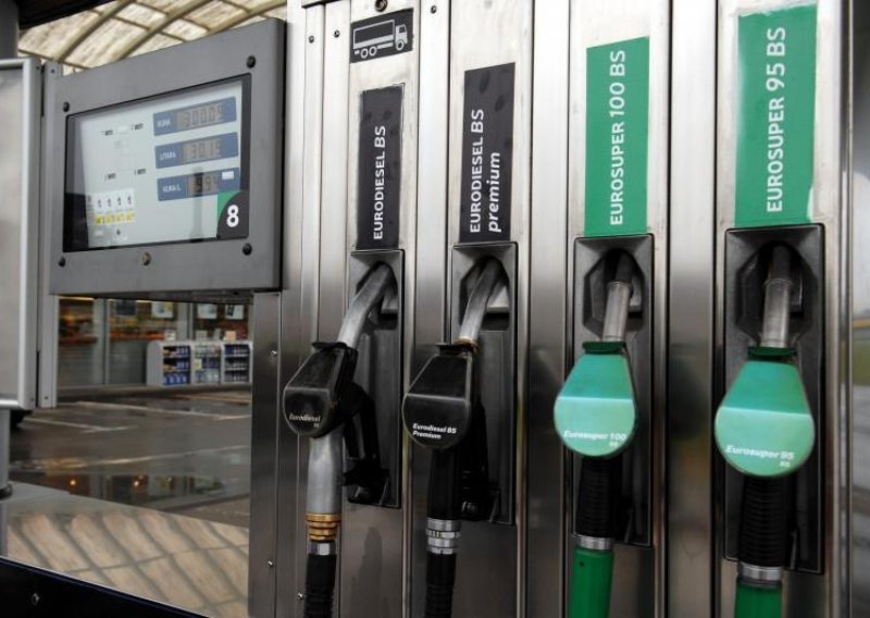 Zašto benzin nije još jeftiniji ako je cijena nafte pala 30 posto?