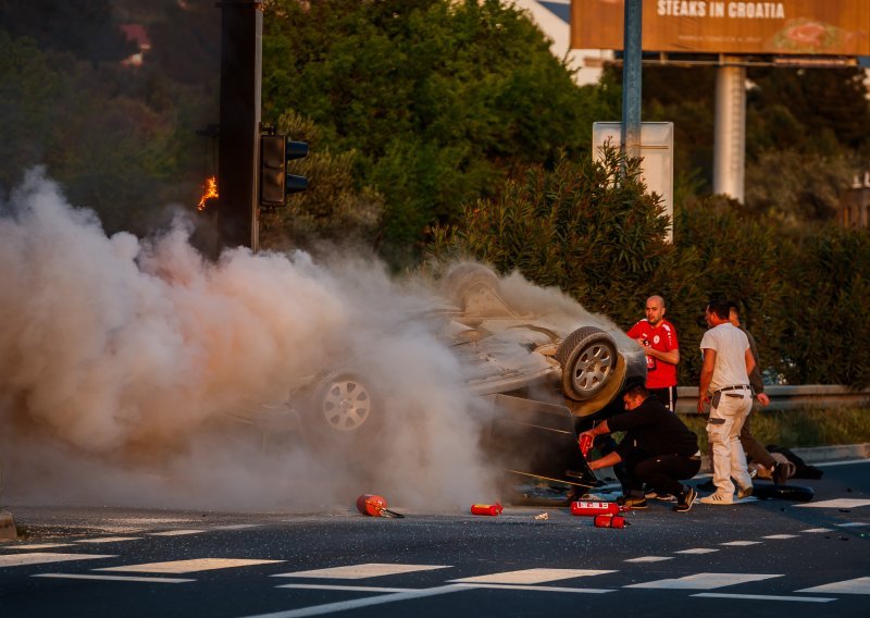 Poginula mlada majka i motociklist, dijete (3) izvukli iz gorućeg automobila