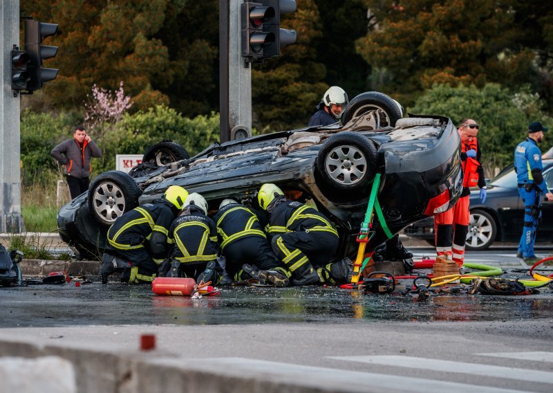 Dvoje poginulih u sudaru automobila i motora