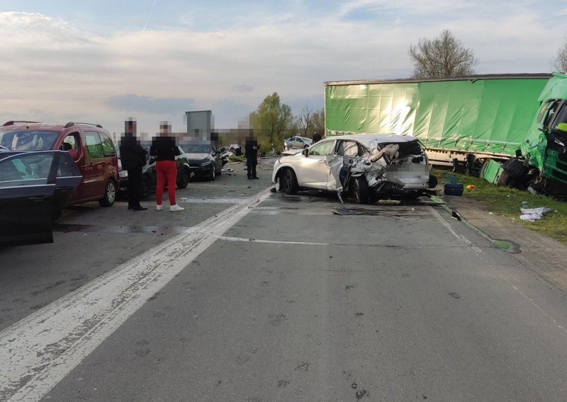 Kamion probio rampu pa se zaletio u aute: Osamnaest ozlijeđenih, troje teže