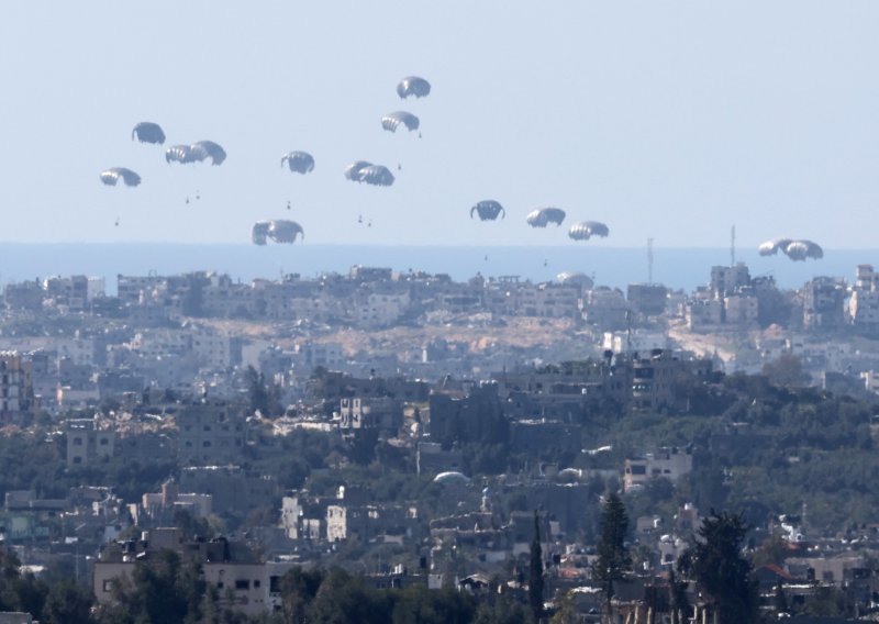Britanci padobranima spustili 10 tona humanitarne pomoći u Gazu