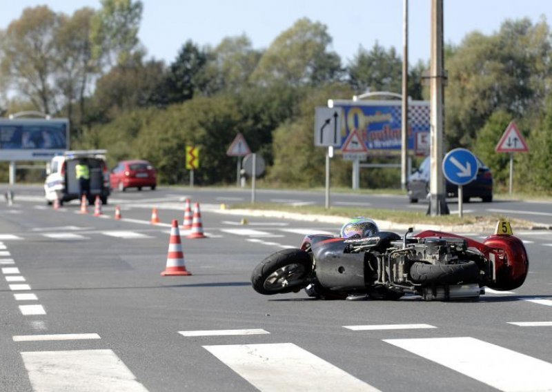 Motociklom naletio na majku i troje djece