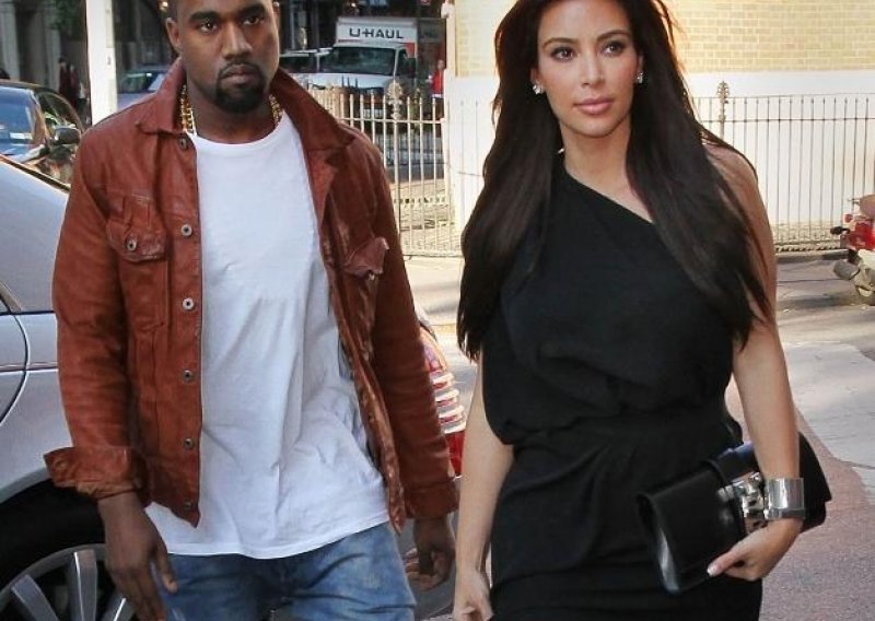Kim Kardashian šlepa se uz Kanyea Westa