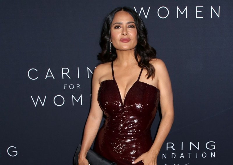 Kakav prizor! Salma Hayek izgleda fenomenalno u bikiniju