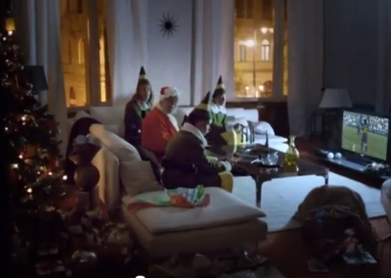 Pogledajte Djeda Božićnjaka s pomoćnicima u Messijevoj kući