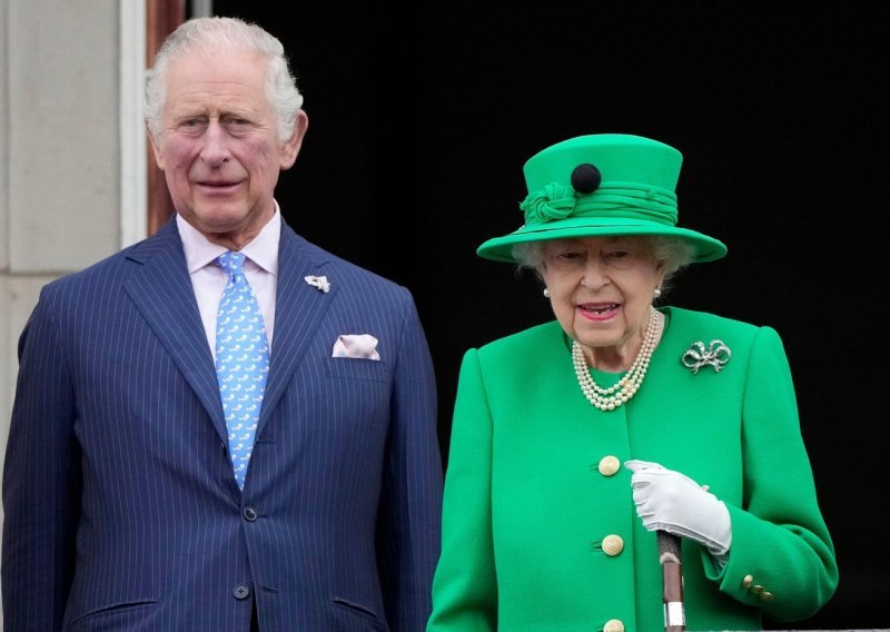 Jedna gesta pokojne kraljice Elizabete II. rekla je sve o odnosu s Charlesom