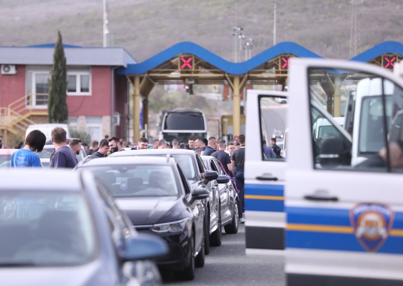 Na Dugopolje pristižu navijači Hajduka i Dinama, dočekuju ih jake policijske snage