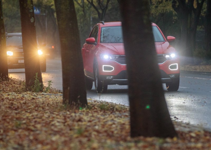 Vozači automobila više ne moraju imati upaljena dnevna svjetla