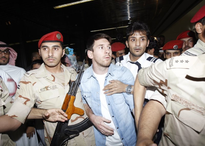 Kakva strka, Messi okružen naoružanim vojnicima