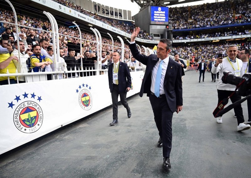 Tisuće navijača na Fenerovom stadionu čekali odluku napušta li klub ligu ili ne