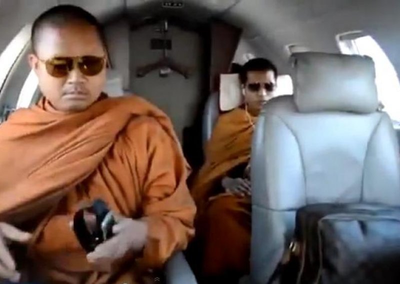 Budistički redovnici snimljeni kako uživaju u luksuzu