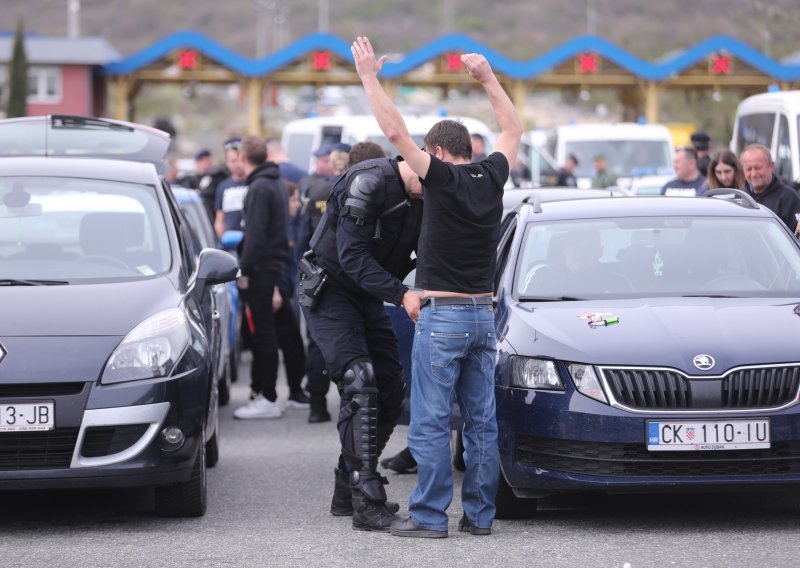 Pogledajte policijski pretres Boysa u Dugopolju i njihov dolazak u Split