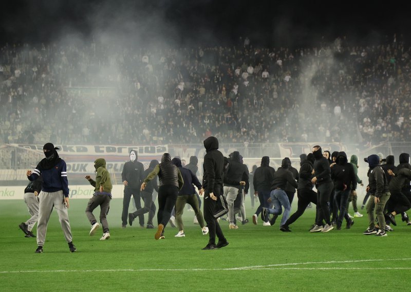 Ovo je sramota, 'navijači' Hajduka provalili na teren, policija spašavala igrače