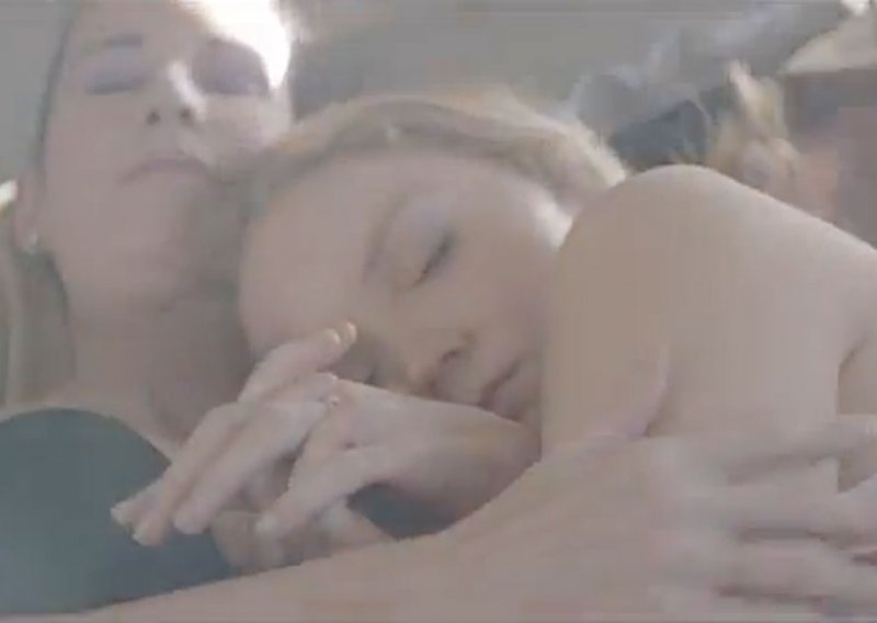 Lily Cole kažnjena zbog seksa s muškarcima i ženom