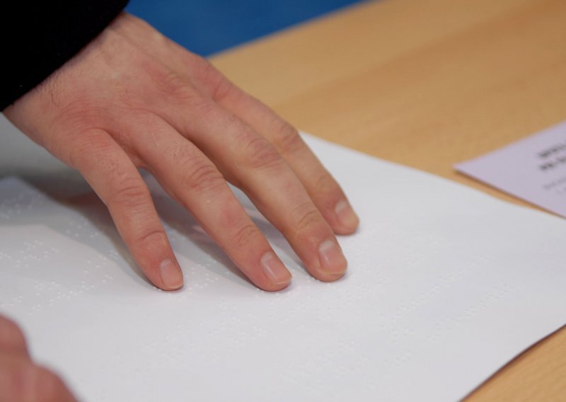 Slijepi birači dobit će upute o glasanju na Brailleovom pismu