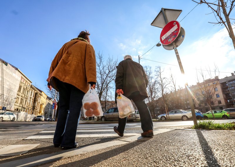 Kreće isplata nacionalne mirovine, na račune sjeda po 150 eura