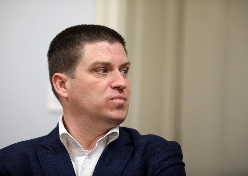 Butković Milanoviću: Tražio si da banke otvore račun tvom rođaku pod sankcijama