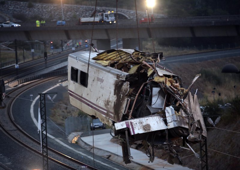 Najmanje troje mrtvih u željezničkoj nesreći u Španjolskoj
