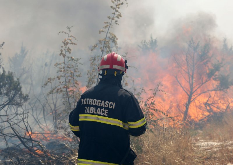 Gori između Pakoštana i Biograda, zatvorena magistrala