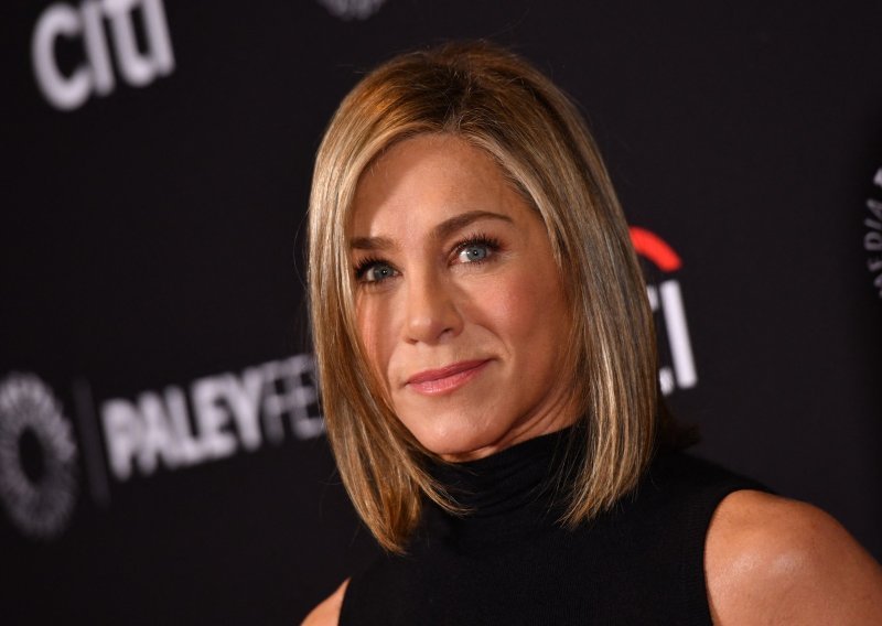 Jennifer Aniston otkrila tajnu savršene frizure, a svu pažnju ukrala prozirna majica