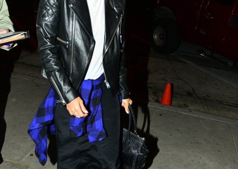 Jessica Alba je jako trendi i u jeftinoj jakni