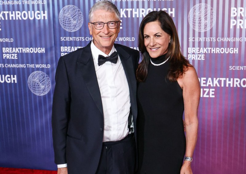 Modno se uskladili i zagrljeni stigli na crveni tepih: Bill Gates i njegova djevojka vole se javno