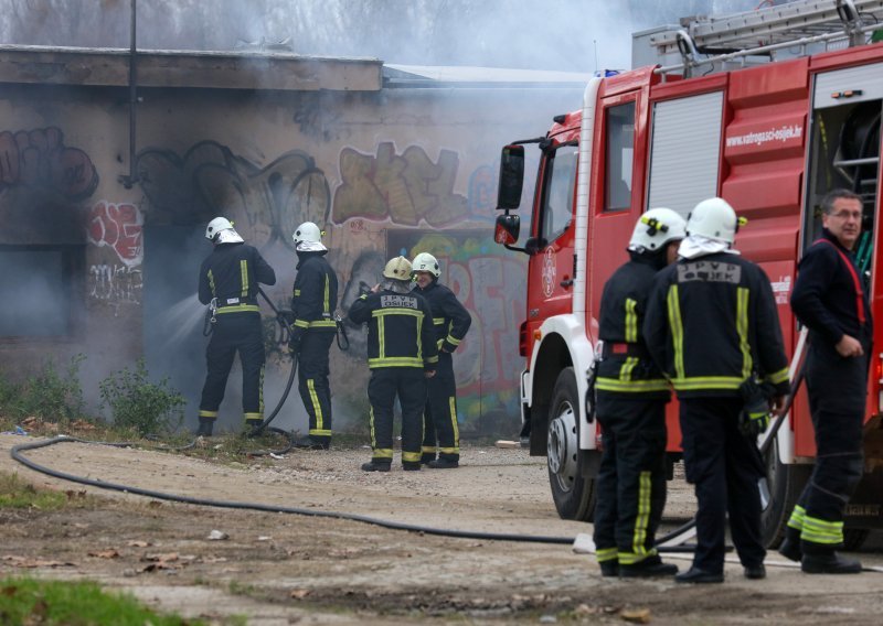 Izgorjela napuštena hala HŽ-a u Osijeku