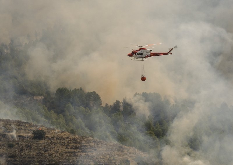 Veliki šumski požar u Španjolskoj progutao u danu 600 hektara, evekuirano 180 ljudi