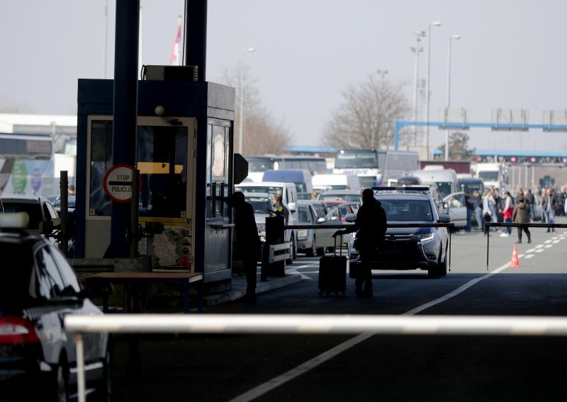 Srbija blokirala autobuse s Kosova na granici s Hrvatskom