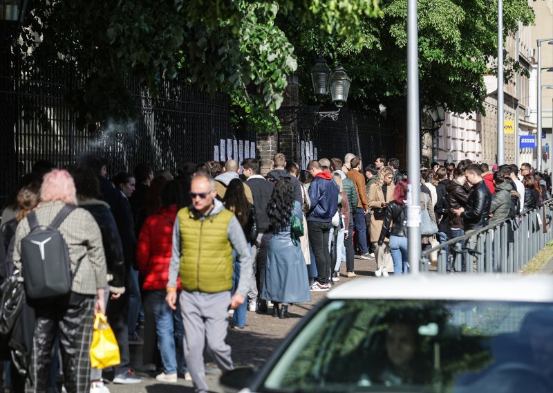 Moći ćete glasati i nakon 19 sati, ali samo ako uspijete stati ispred zaštitara